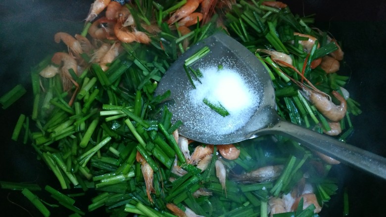 韭菜炒河虾,加入适量盐