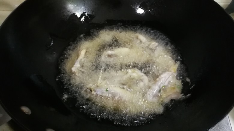 蒜香黄鱼,油锅烧热，放入小黄鱼炸至微黄捞出来凉透