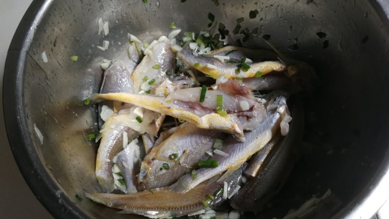 蒜香黄鱼,鳊鱼腌制十五分钟
