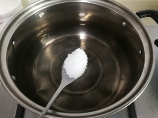 洋葱拌木耳,锅中水开放入一小勺盐