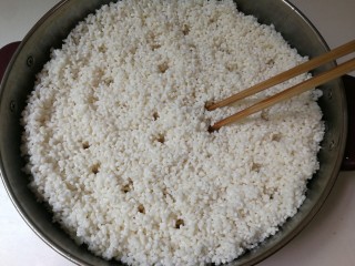 甜甜酒酿,用筷子扎一些小孔，便于蒸汽均匀蒸熟糯米
