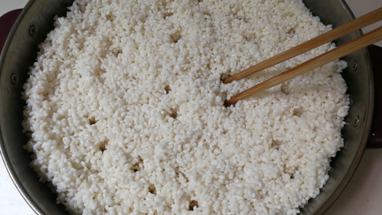 甜甜酒酿,用筷子扎一些小孔，便于蒸汽均匀蒸熟糯米
