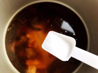 姬松茸茶树菇鸡汤,加一小勺细盐，搅拌均匀即可