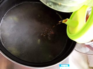 姬松茸茶树菇鸡汤,水开后放入一半的姜片并且加入适量料酒
