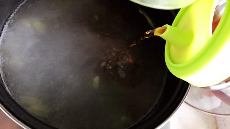 姬松茸茶树菇鸡汤,水开后放入一半的姜片并且加入适量料酒