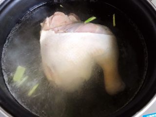 姬松茸茶树菇鸡汤,放入鸡边腿