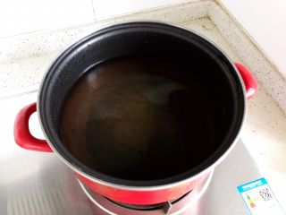 姬松茸茶树菇鸡汤,锅内煮适量清水
