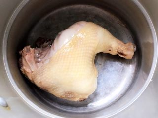 姬松茸茶树菇鸡汤,控干水分之后放入高压锅