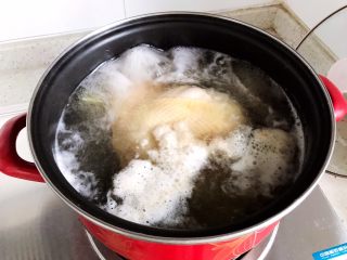 姬松茸茶树菇鸡汤,大火煮10分钟