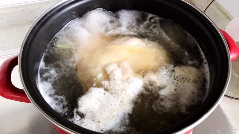 姬松茸茶树菇鸡汤,大火煮10分钟