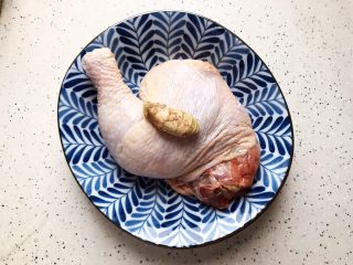 姬松茸茶树菇鸡汤,准备一只鸡边腿和一小块生姜