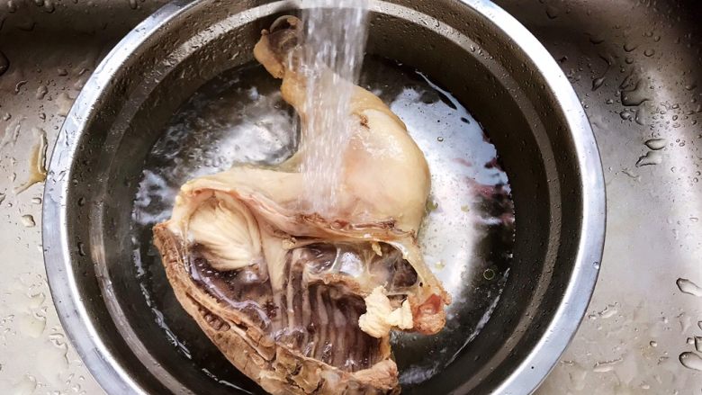 姬松茸茶树菇鸡汤,煮好的鸡边腿用流动水冲洗干净