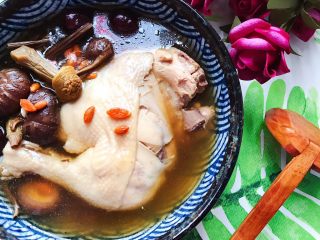 姬松茸茶树菇鸡汤,营养丰富