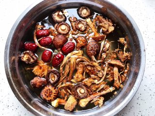 姬松茸茶树菇鸡汤,将除枸杞外的全部食材浸泡至发软