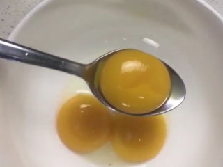 早餐鸡蛋卷,准备三个鸡蛋蛋清蛋黄分开