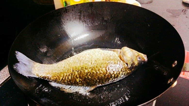野生鲫鱼,锅中倒油，油热后将鱼倒入锅中