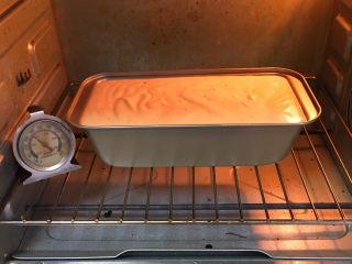 咖啡玉枕蛋糕,烤箱预热至150度，吐司盒送入烤箱烤制40分钟，10分钟左右用刀具划一道，让它自然开裂。