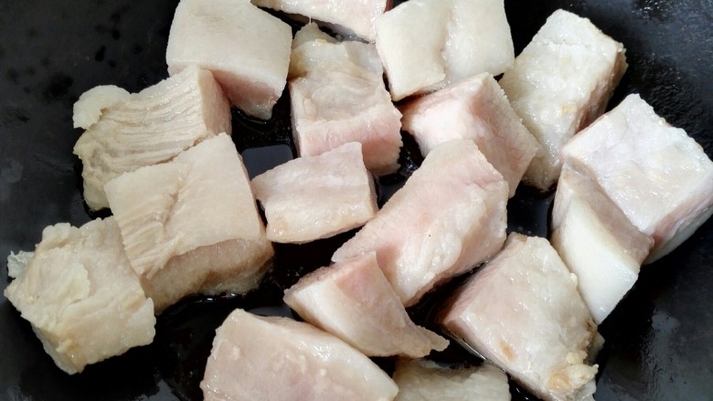 笋干烧肉,锅内放油烧热，将猪颈肉放入锅内煎