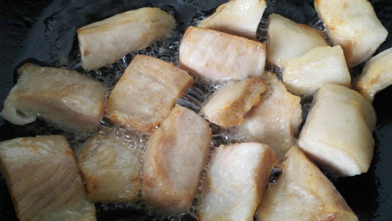 笋干烧肉,煎至两面金黄熬出一些猪油这样会更香