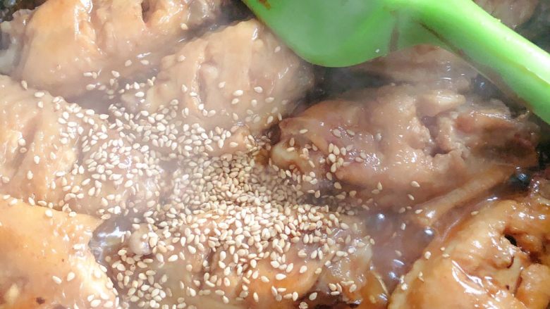 蚝汁鸡翅中,汤汁变的浓稠就可以了，洒点白芝麻，搅拌均匀