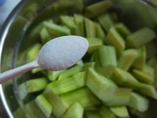 酸辣糖醋黄瓜条,加入一勺盐。