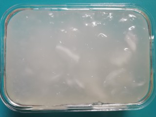 自制开心凉粉,带锅中变豌豆粉糊变透明时关火，趁热倒入容器中。