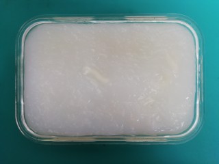 自制开心凉粉,室温放的温度不烫了就可以放冰箱冷藏，2个小时后待凉粉变成奶白状就可以开吃啦。