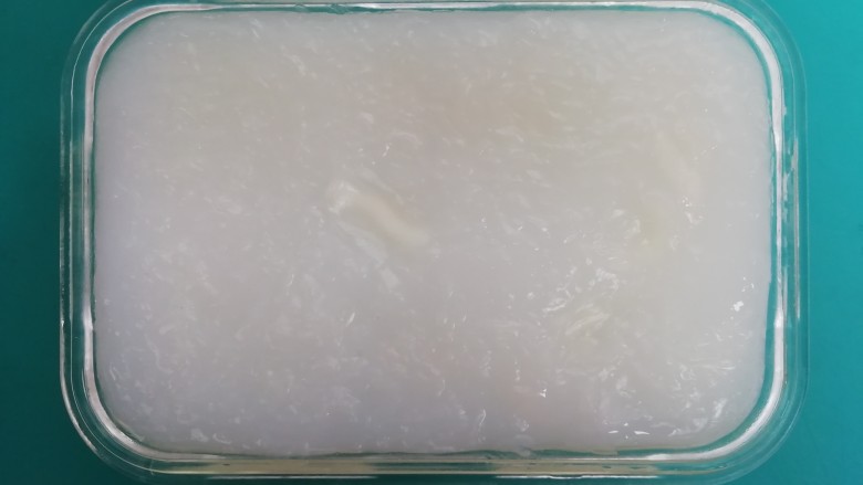 自制开心凉粉,室温放的温度不烫了就可以放冰箱冷藏，2个小时后待凉粉变成奶白状就可以开吃啦。