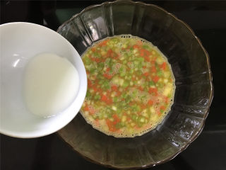 芦笋烘蛋,玉米淀粉用2勺水调开，加入鸡蛋液中，再加适量盐调味。
