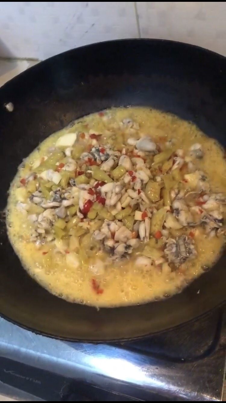 秘制泡椒田鸡,这个是煮过程中的照片，视频发不上来，截图大家将就看
