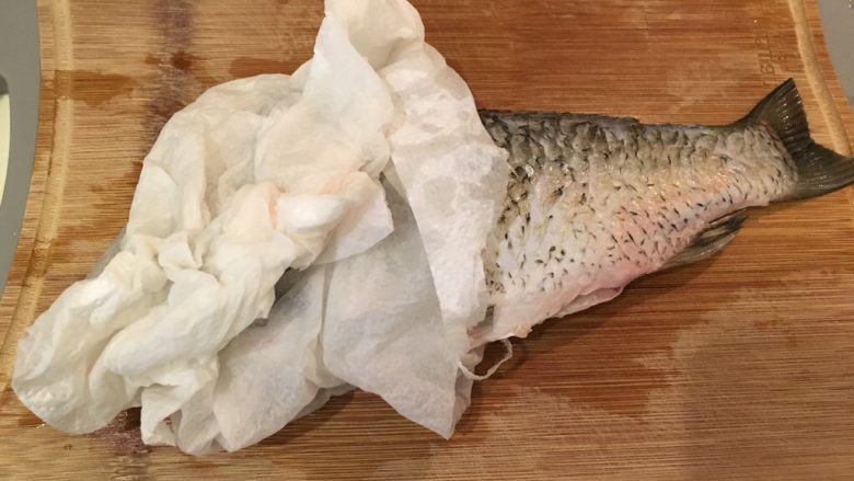 红烧鲫鱼,用厨房纸巾拭干水分