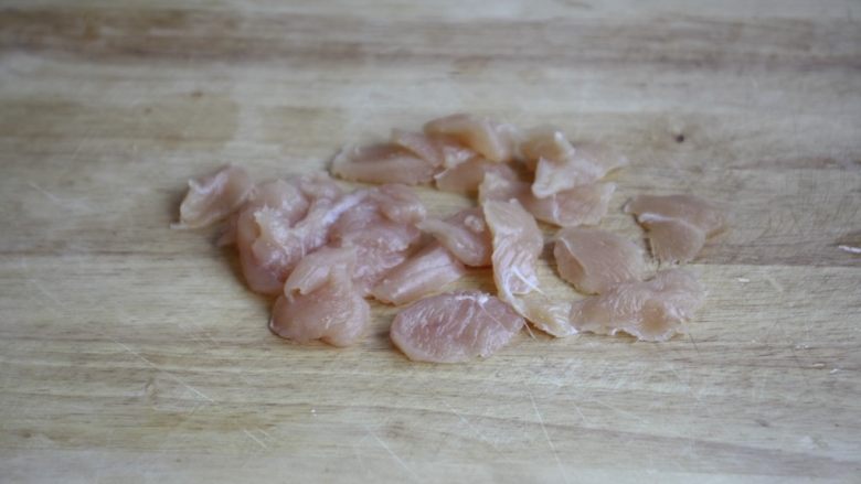鹅蛋鸡肉炒蒜苔,将鸡小胸肉剔除筋膜，切成片。