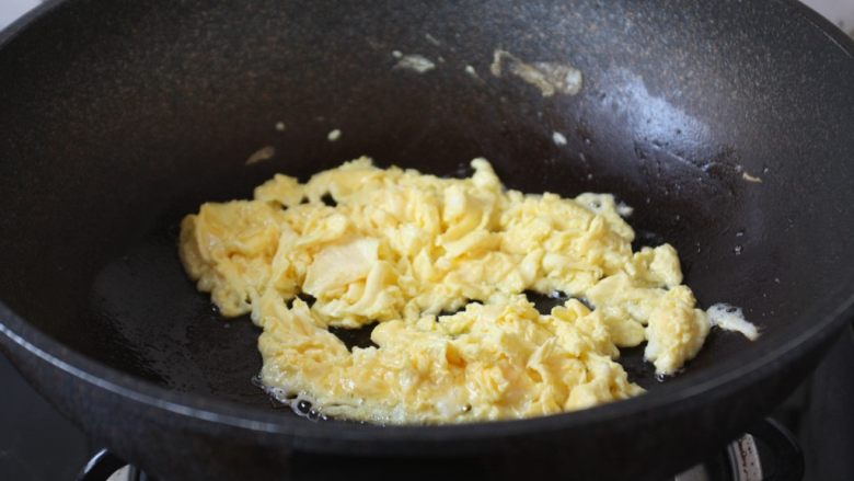 鹅蛋鸡肉炒蒜苔,将鹅蛋炒熟备用。