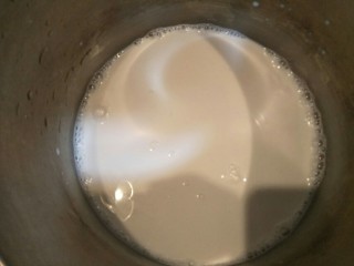 拉花半熟芝士蛋糕,牛奶放入锅中煮至微微起泡。
