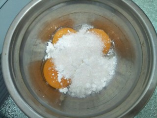 拉花半熟芝士蛋糕,蛋黄中放入18克糖，玉米淀粉。