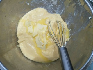 拉花半熟芝士蛋糕,将煮过的面糊放回盘中放入黄油搅拌均匀。