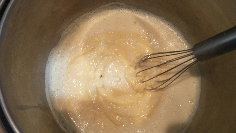 拉花半熟芝士蛋糕,将搅拌好的蛋黄液倒入锅中小火加热，并不断搅拌，直到牛奶收干，面糊很浓稠。