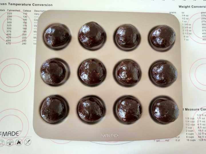 巧克力爆浆曲奇,7.将面团滚圆放在学厨乌比派盘中。
