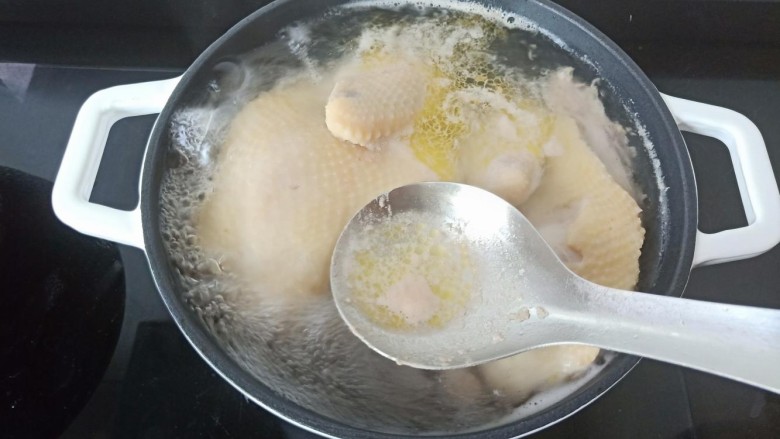 香菇土鸡汤,撇去浮沫【老家的土鸡不需要特别焯水，只要撇去沫就可以】