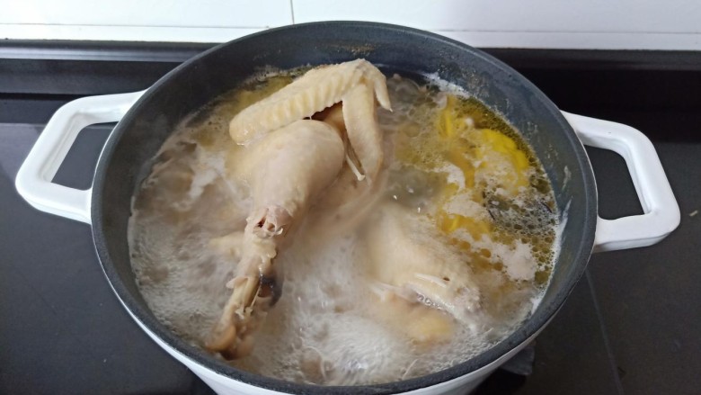 香菇土鸡汤,筷子插一下，熟了加盐调味即可。