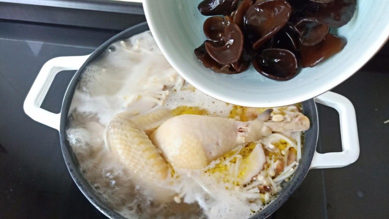 香菇土鸡汤,泡好的黑木耳清洗好也一起炖煮。