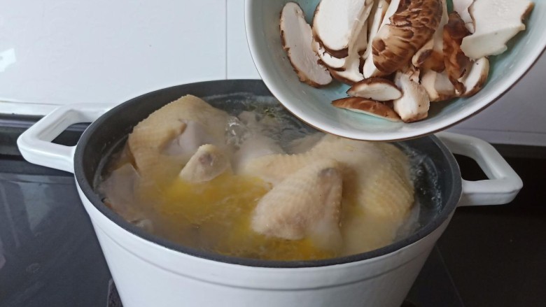 香菇土鸡汤,加入切片的香菇一起炖。