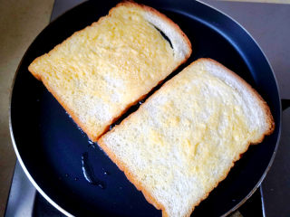 煎面包香肠,煎至两面微微发黄就可以出锅了，
