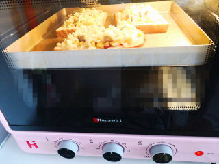 面包披萨,现在可以直接送入烤箱啦，烤箱预热185度，中层烤10分钟出炉，