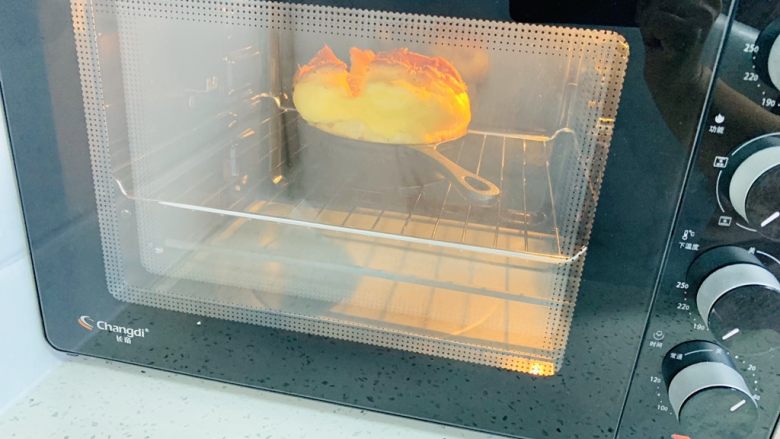 荷兰松饼,放入烤箱上下火200度，烤20分钟。
10分钟后膨胀的样子超可爱，出炉后会回缩但一点也不影响口感。