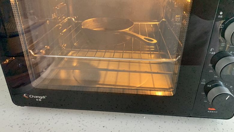 荷兰松饼,铸铁锅提前进入烤箱烘烤加热。