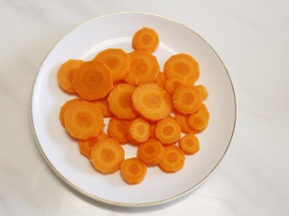 蓬松暄软的奶香胡萝卜馒头,胡萝卜去皮切片。
