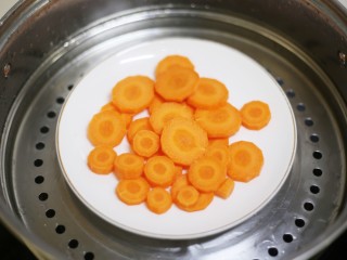 蓬松暄软的奶香胡萝卜馒头,放锅中大火蒸10-15分钟。