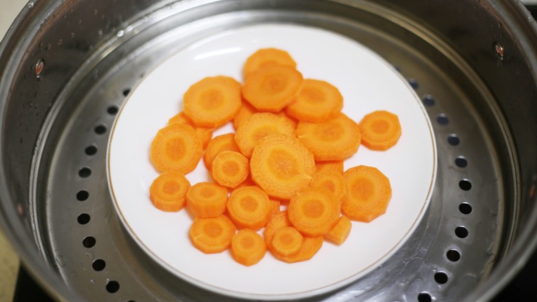 蓬松暄软的奶香胡萝卜馒头,放锅中大火蒸10-15分钟。