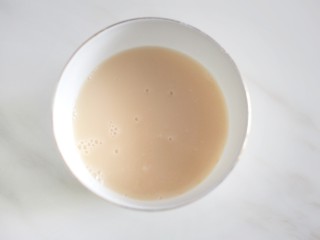 蓬松暄软的奶香胡萝卜馒头,酵母用温水泡开。